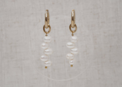 5 irregular pearls hoops gold 1
