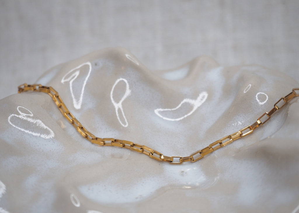 delicate box bracelet gold 2
