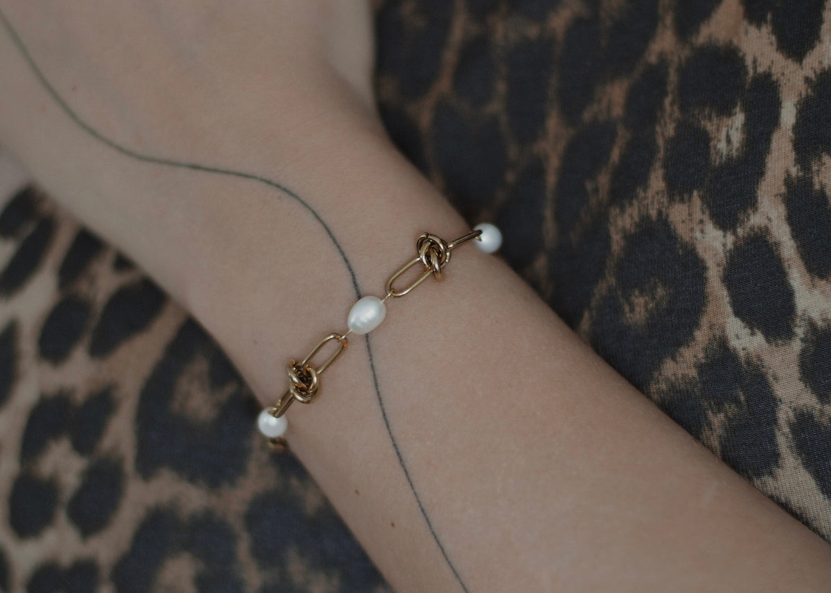 knots & pearl bracelet gold 2