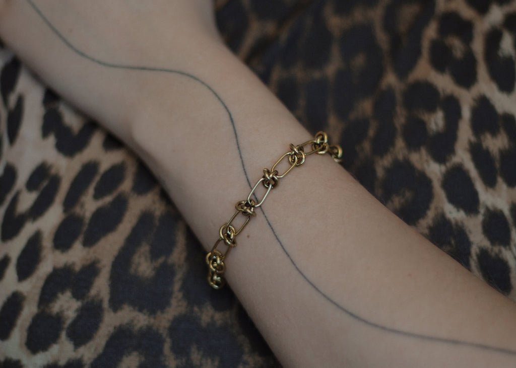 knots & toggle clasp bracelet gold 2