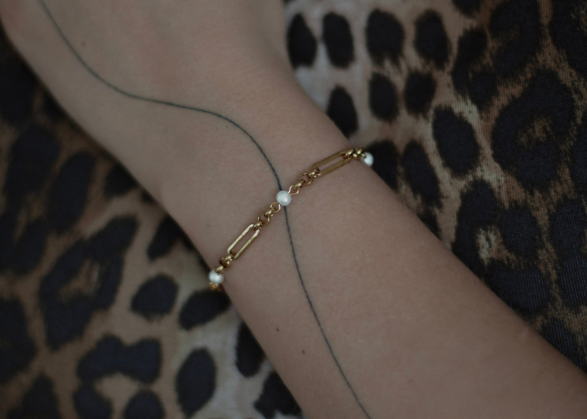 linked pearl bracelet gold 2