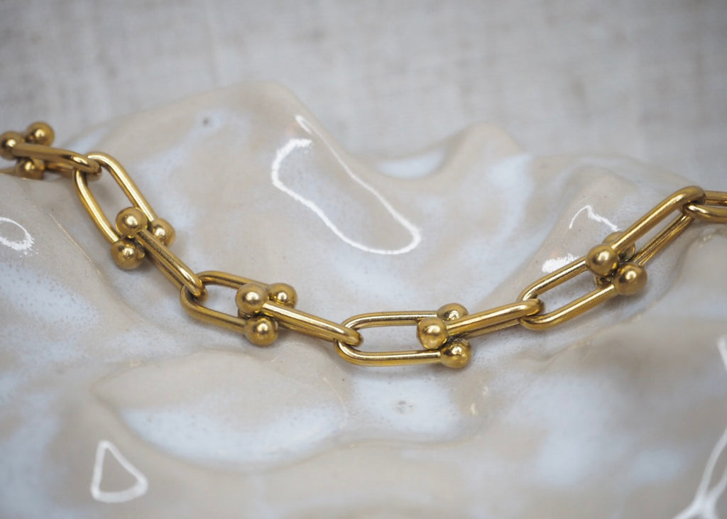 metal hug bracelet gold 3