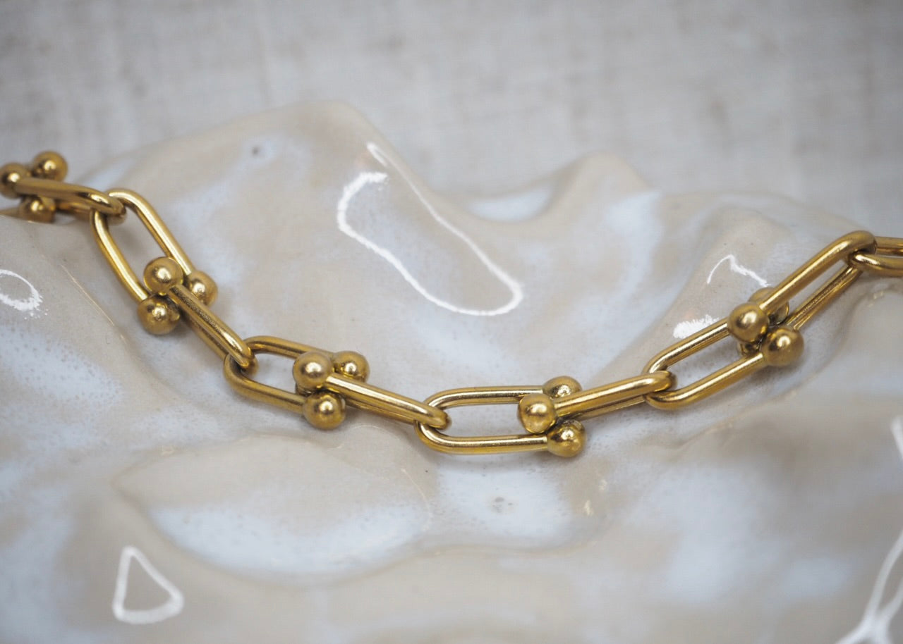 metal hug bracelet gold 3