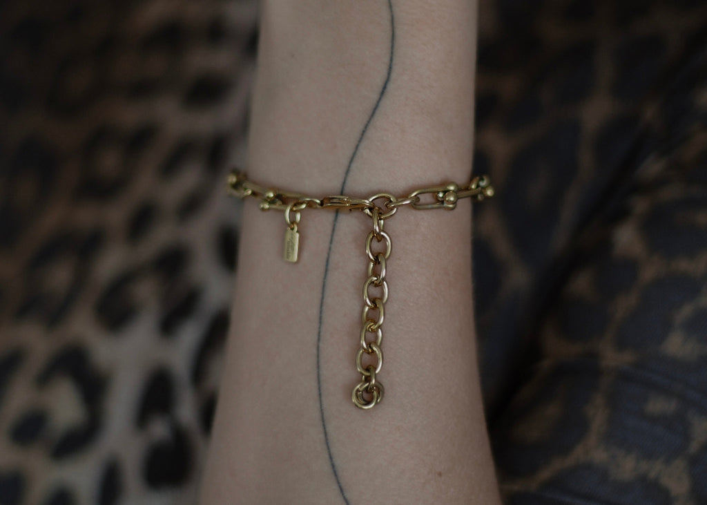 metal hug bracelet gold 4