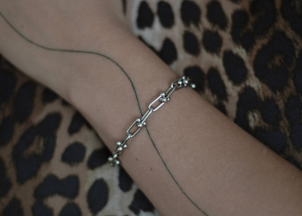 metal hug bracelet silver 2