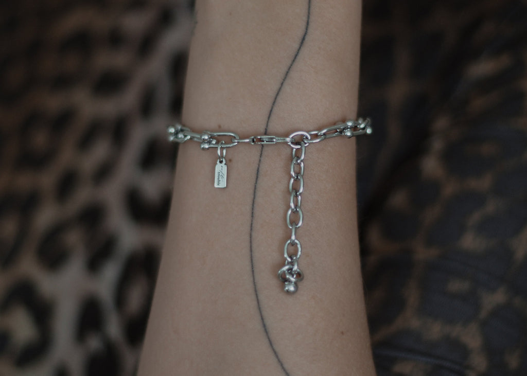 metal hug bracelet silver 4