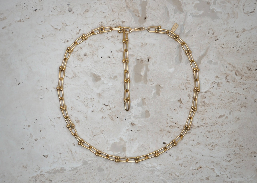 metal hug necklace gold 1