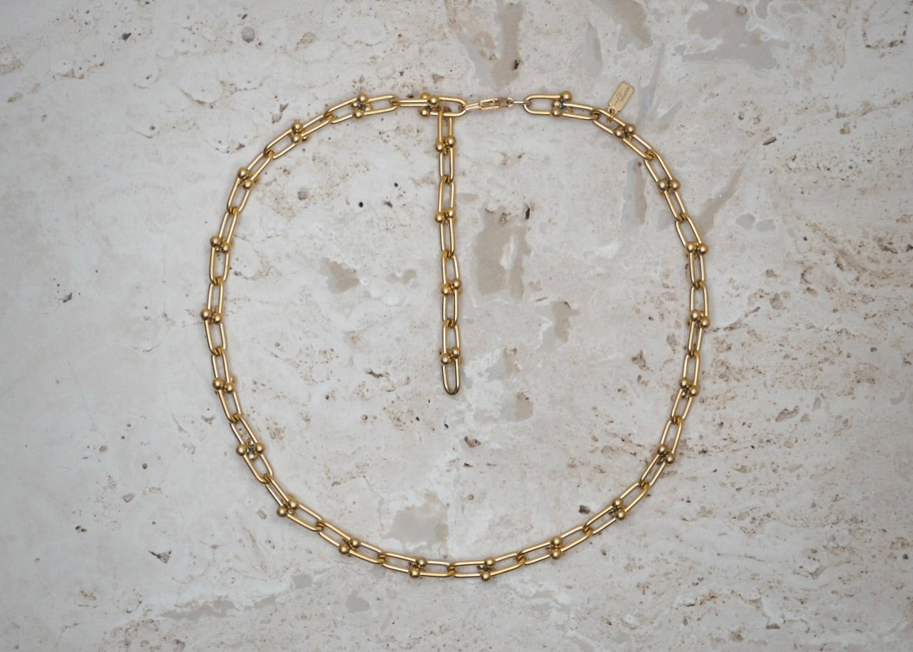 metal hug necklace gold 1