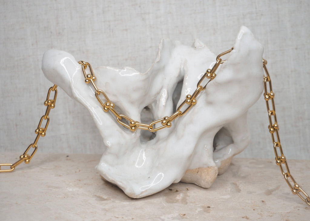 metal hug necklace gold 3