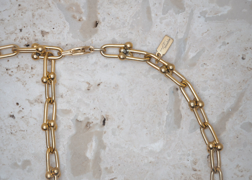 metal hug necklace gold 5