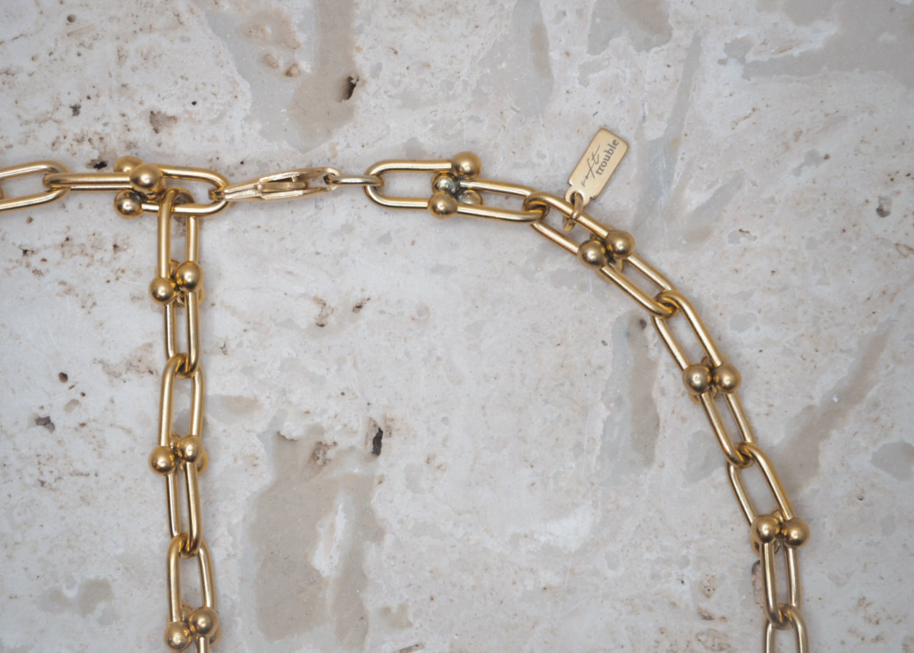 metal hug necklace gold 5