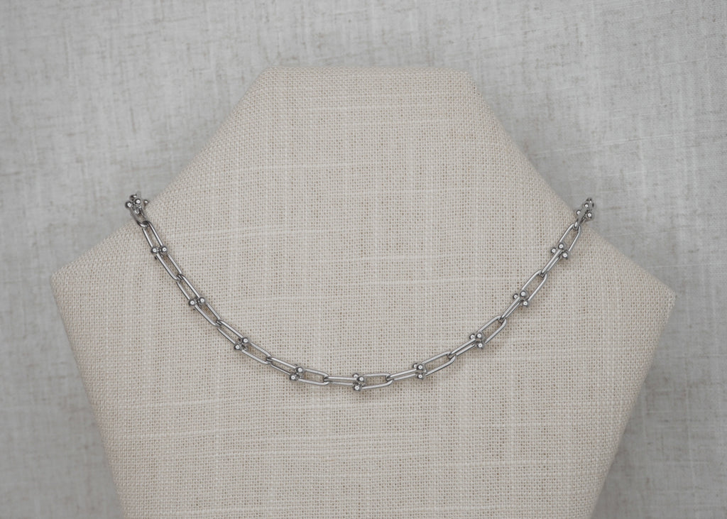 metal hug necklace silver 2